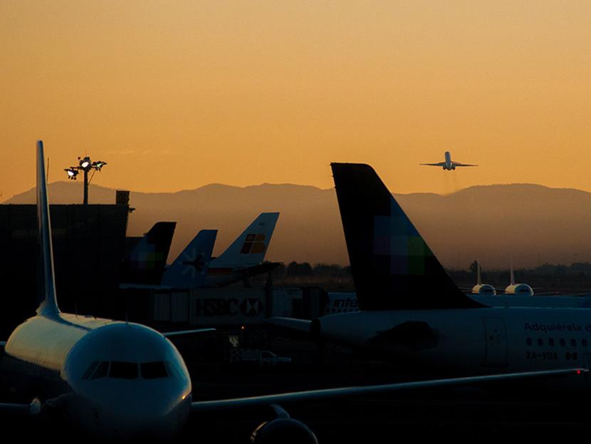 De acuerdo con el Inegi, las tarifas de los vuelos se han logrado mantener 1.9% a la baja en los últimos años. Foto: Archivo Cuartoscuro