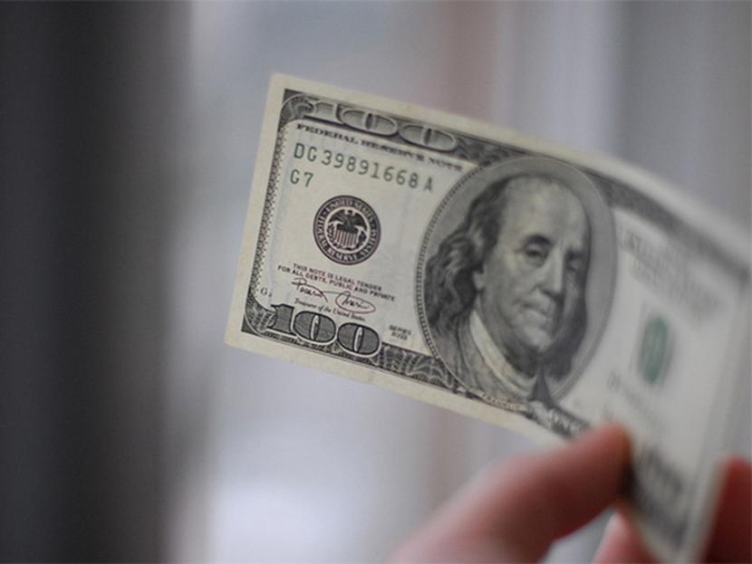 El dólar estadounidense se adquiere en un precio mínimo de 17 pesos en sucursales bancarias de la capital del país. Foto: Archivo