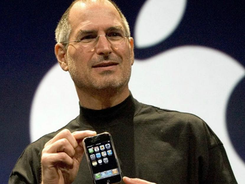 El icónico teléfono de Apple surgió por el rencor que Steve Jobs tenía contra un ejecutivo de Microsoft. Foto: YouTube.
