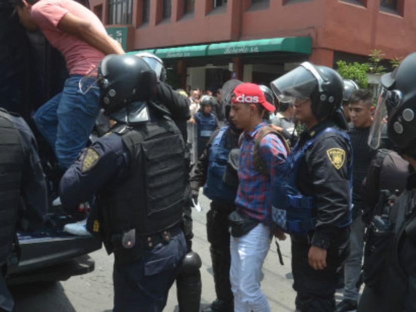 Un operativo del gobierno de la Ciudad de México desmanteló tres bandas dedicadas a comercializar celulares robados. Foto: Cuartoscuro.