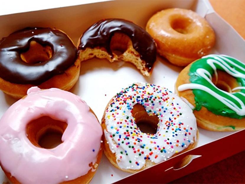 Sólo se tendrá que pagar el costo del envío para disfrutar de media docena de donas Krispy Kreme. Foto: Getty