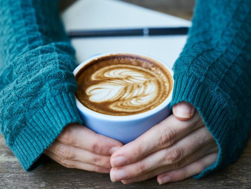 Una investigación reveló que las personas que toman más de dos tazas de café diarias viven más. Foto: Pixabay.