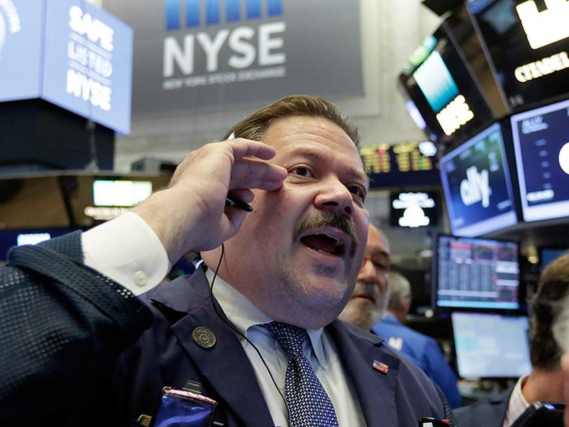 En Wall Street las acciones terminaron con avances en la bolsa de Nueva York, empujando al Promedio Industrial Dow Jones a un cierre máximo. Foto: AP