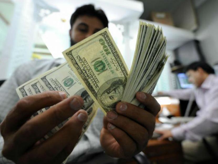 Economistas estiman que los envíos de dinero de los mexicanos en el exterior alcanzarán en 2017 niveles récord por segundo año consecutivo. Foto: Archivo