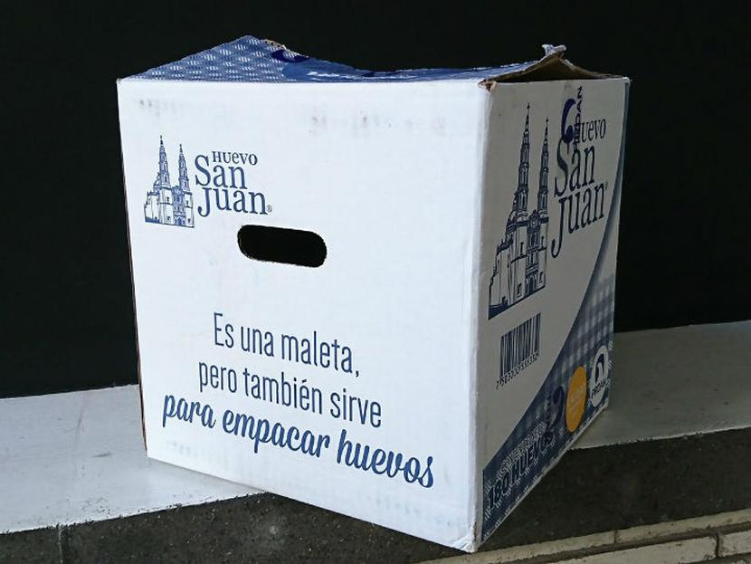 Lo que podría ser tomado como una burla, la marca Huevo San Juan lo convirtió en un homenaje para aquellos mexicanos que usan una caja de cartón como maleta. Foto: Especial