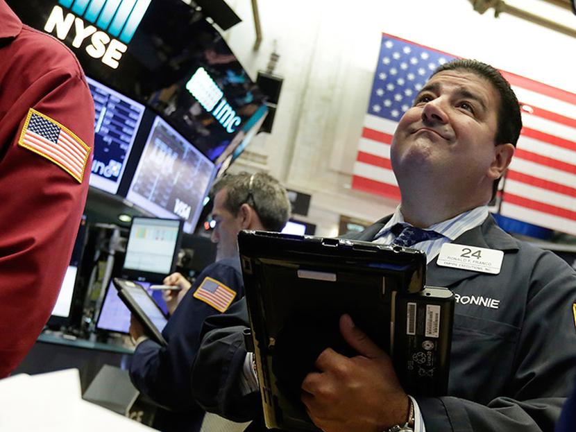 Las acciones cerraron con pérdidas en la bolsa de Nueva York por una ola de ventas sobre el final de la sesión. Foto: AP