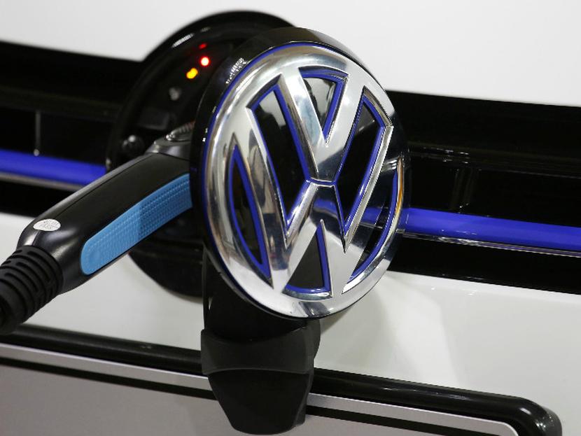 Volkswagen aprobó un plan por 40,000 millones de dólares para convertirse en un líder global de autos eléctricos. Foto: Reuters.
