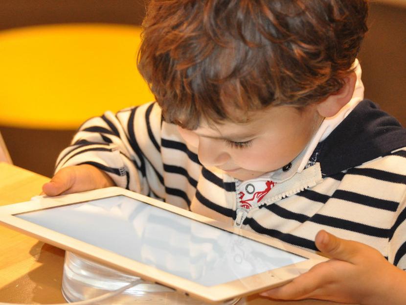 Es importante que los niños no caigan en el uso excesivo de tabletas que pueden causar problemas de salud. Foto: Pixabay.