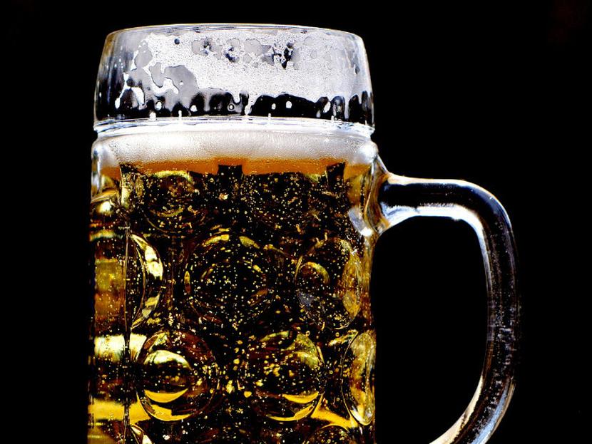 El IEPS sobre cervezas y bebidas refrescantes se cobra a los productores, pero  que se traslada o se cobra a los clientes. Foto: Pixabay.