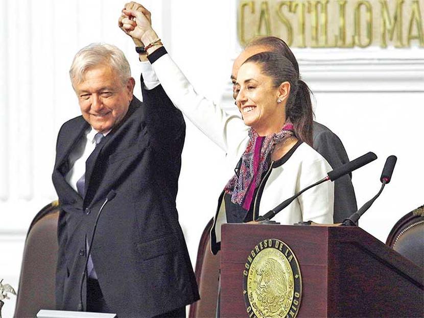 El presidente Andrés Manuel López Obrador y la jefa de Gobierno, Claudia Sheinbaum, juntos en la tribuna del Congreso, tras la toma de protesta. Foto: Eduardo Jiménez