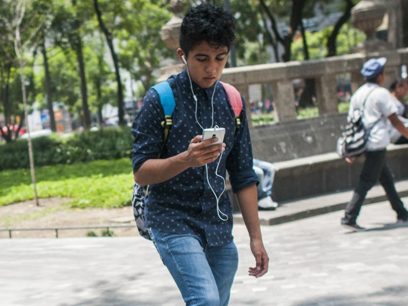 Más de la mitad de los adolescentes en México tienen el celular al alcance de su mano cerca de 12 horas diarias. Foto: Cuartoscuro.