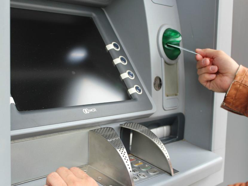 El cajero automático pasó de ser de una máquina expendedora de dinero, a un canal multiservicios. Foto: Pixabay.