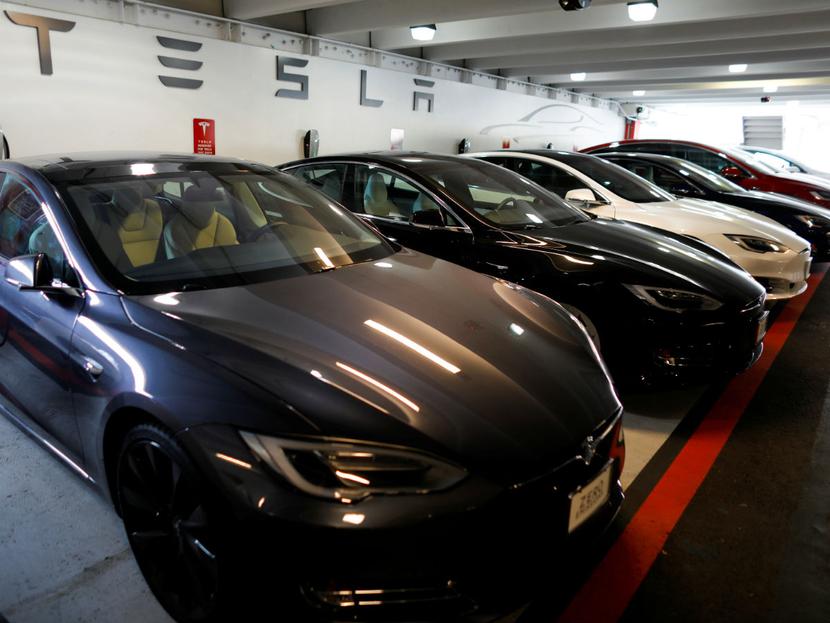 Tan solo unos días después de haber dicho que iba a cerrar la mayoría de sus tiendas, Tesla está dando una abrupta vuelta en U. Foto: Reuters
