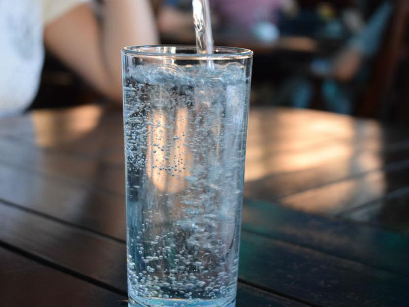 La diferencia entre el agua mineral y la mineralizada. Foto: Pixabay