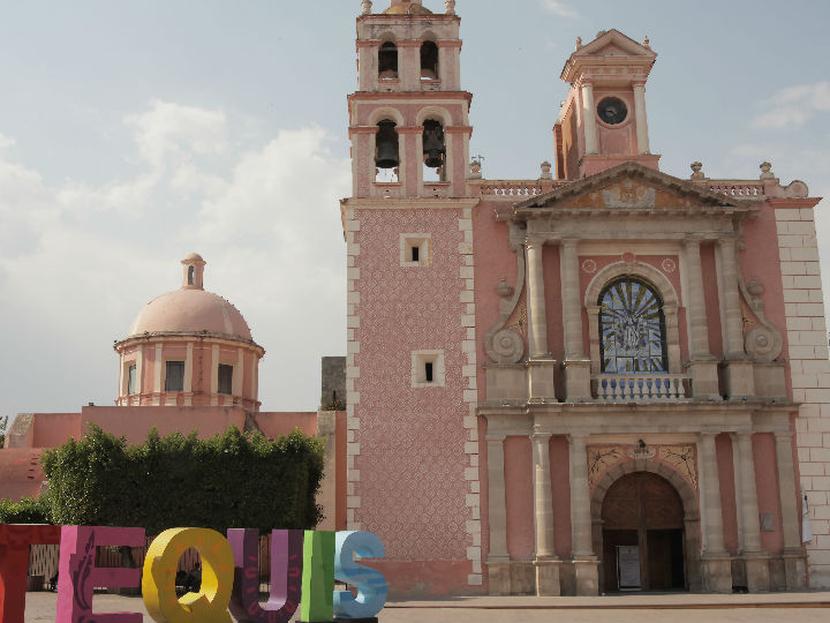 Tequisquiapan tiene calles coloniales adoquinadas y templos virreinales que son adornados con flores de la región. Foto: Archivo / Sandra Pereda