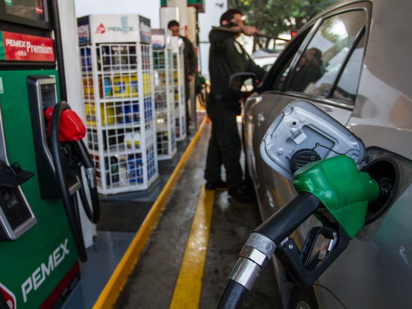 Al cierre de la semana de la semana los precios máximos de los combustibles disminuyeron ligeramente. Foto: Cuartoscuro 