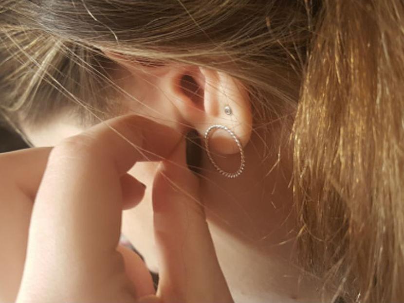 ¿Cómo evitar que se te infecten las orejas con aretes de fantasía?