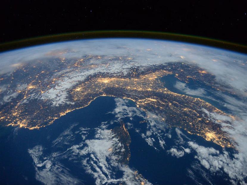 La NASA presenta Lost at Night quiere que contribuyas a identificar las ciudades con más contaminación lumínica. Foto: Pixabay