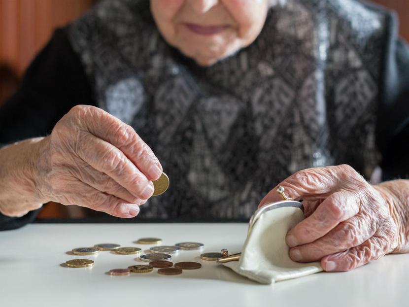 El costo fiscal de las pensiones es un factor para evaluar los incrementos al salario mínimo. Foto: iStock 