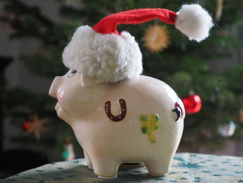 Evita que los regalos navideños y las vacaciones te hagan quedarte sin dinero. Foto: Pixabay.