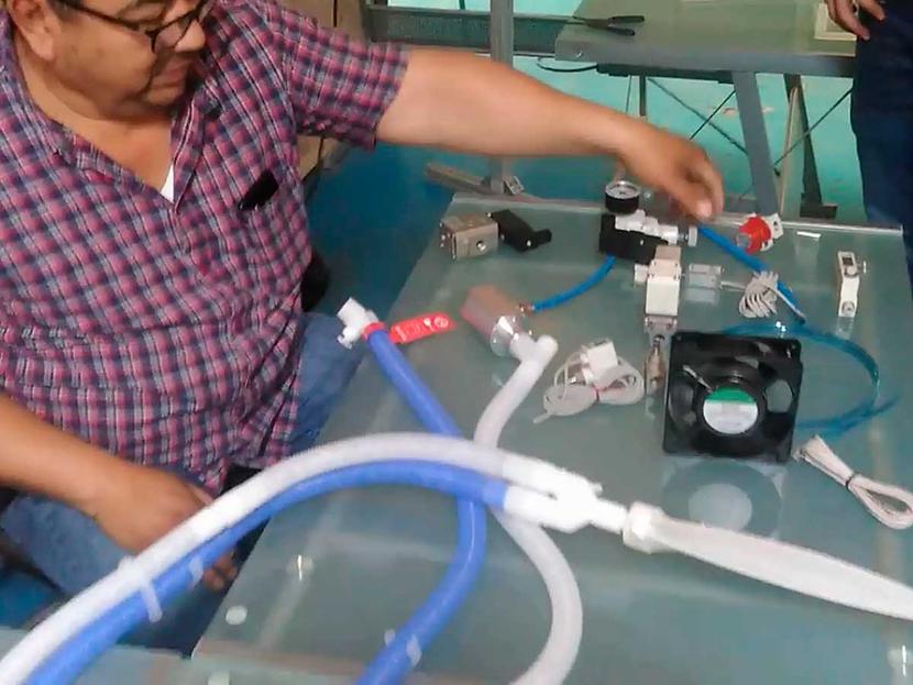 Un grupo de profesionistas trabaja a contrareloj para para diseñar un ventilador respiratorio fácil de hacer y barato para pacientes graves por Covid-19. Foto: Facebook/JMaria Esquivel.