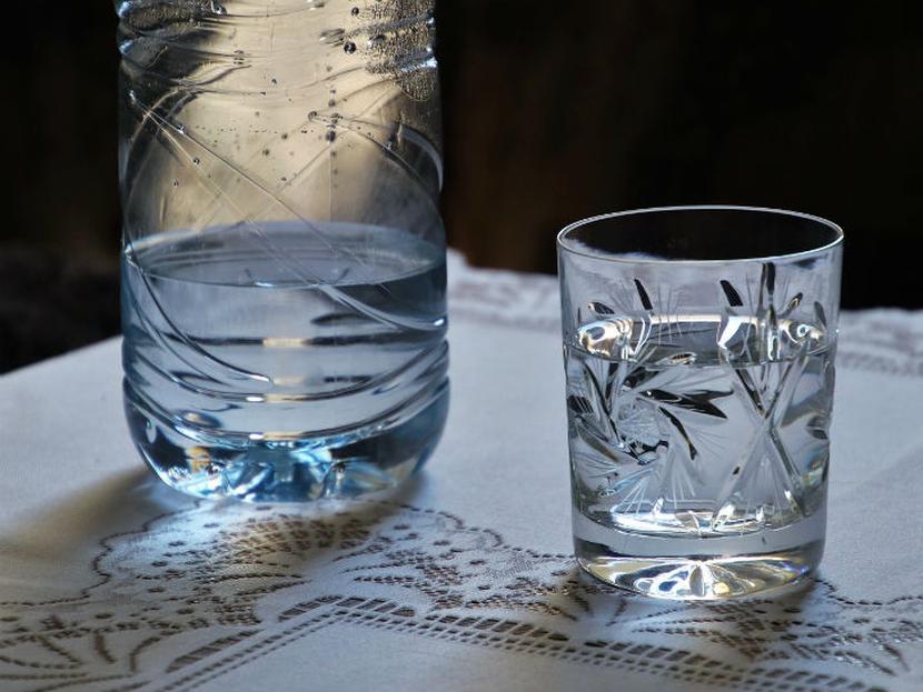 La potomanía es la obsesión por beber agua, hasta 15 litros diarios, lo que se convierte en un hábito que pone en riesgo la salud de quienes la practican. Foto: Pixabay