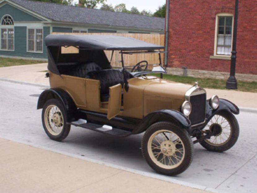 El modelo T es un hito. Su creación, idea de Henry Ford, permitió la producción en cadena, es decir, fue el primero en serie. Foto: *CC Wikicommons Rmhermen 