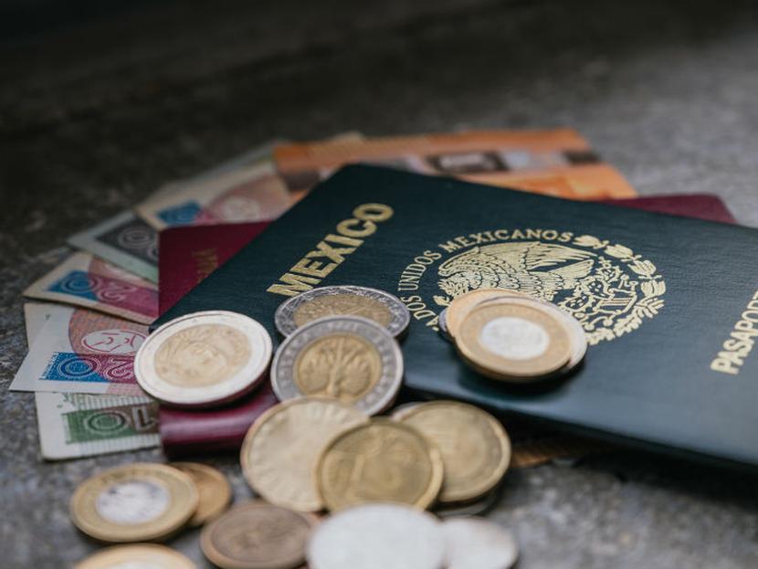 Al ingresar o salir de México se deben cumplir algunos requisitos que impone la aduana, como la cantidad de dinero permitida. Foto: iStock