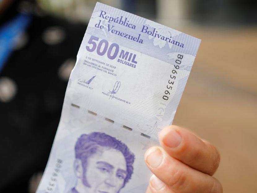 Nuevos billetes de una denominación más alta comenzaron a circular esporádicamente en Venezuela. Foto: Retuers.