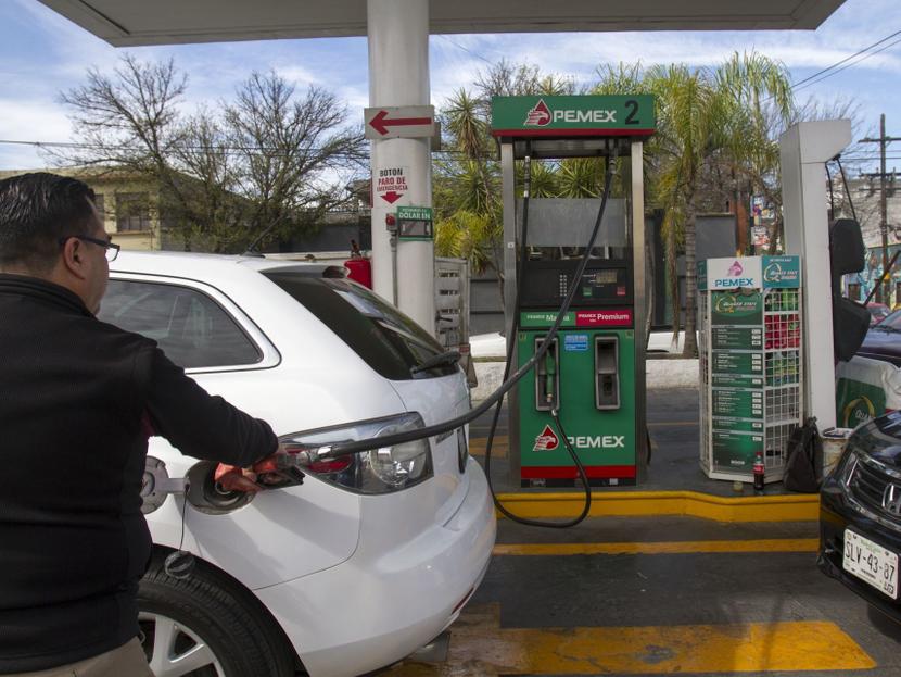 El precio de la gasolina premium mantiene su nivel máximo histórico, esto podría impactar ligeramente en tu billetera. Foto: Cuartoscuro 