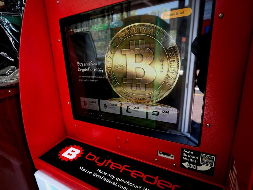 Seguramente jamás te haz imaginado acudir a un cajero automático por un bitcoin. Foto: Reuters 