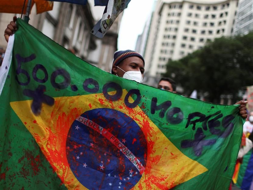 La emergencia en Brasil es cada vez mayor, el pasado sábado rebasó la cifra de medio millón de fallecimientos por covid-19. Incluso expertos advierten que el segundo brote podría ser más grave. Foto: Reuters 