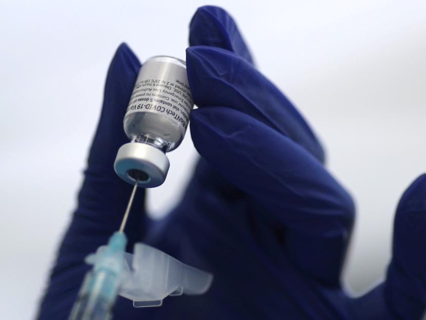 Científicos encontraron que la reacción inmune de las personas que fueron inoculadas con vacunas de ARNm es más fuerte y no necesitarían un refuerzo de estas dosis sino hasta años después. Foto: Reuters