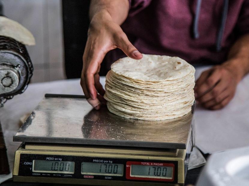 La posibilidad de que el precio del kilo de tortilla aumente es cada vez mayor, esto debido a que a partir del 1 de julio las tortillerías pagarán una cantidad mayor por la harina. Foto: Cuartoscuro 