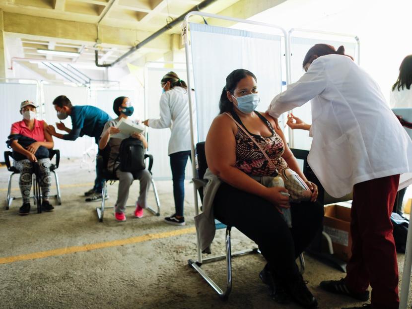 Venezuela ha logrado efectuar una parte de los pagos requeridos para el acceso a las vacunas contras covid-19, esto mediante el apoyo de distintos bancos locales. Foto: Reuters 