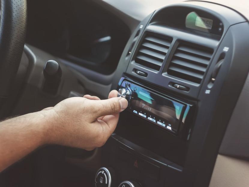 Escuchar música a todo volumen en el auto es una práctica común entre los conductores, sin embargo, esto podría traerle consecuencias económicas a tu bolsillo. Foto: iStock 
