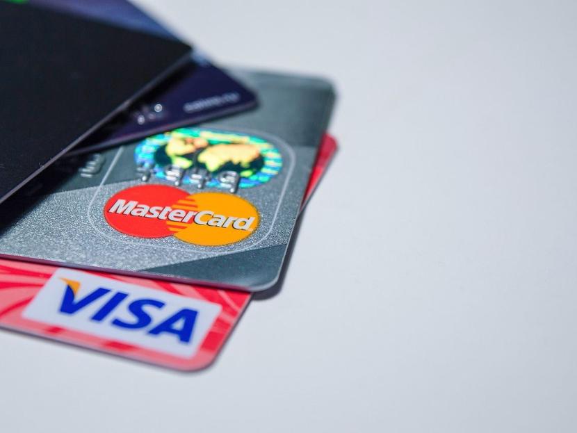  Antes de hacer cualquier operación bancaria es necesario verificar la vigencia de las tarjetas. Foto: Pixabay 