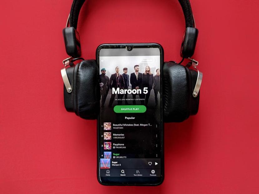 Spotify está trabajando en una nueva función que permite descubrir clips de vídeos musicales de distintos artistas en formato vertical. Foto: Unsplash 