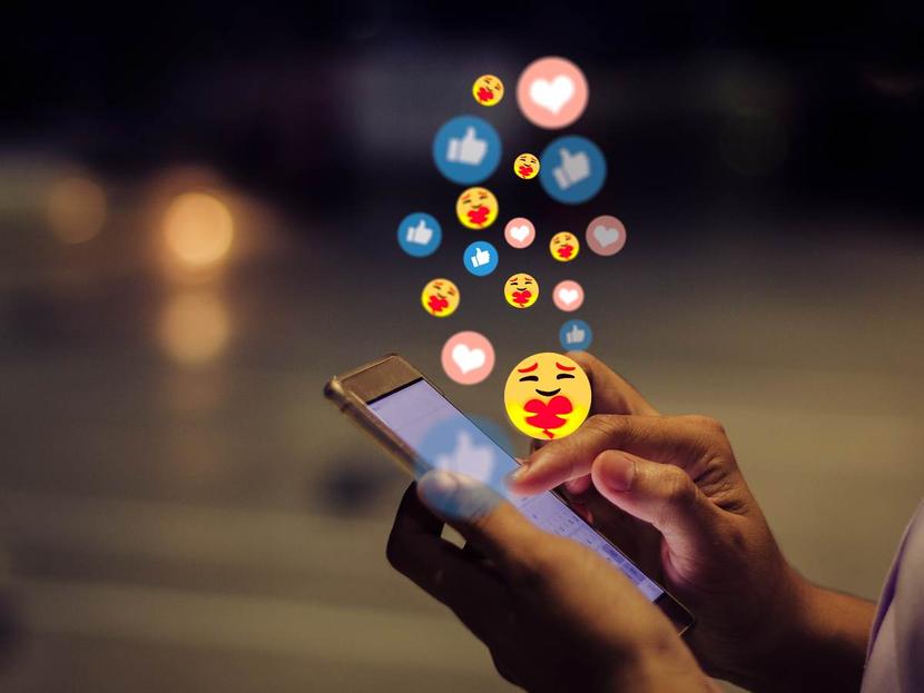 WhatsApp se encuentra trabajando en una herramienta que permitirá reaccionar con emojis a mensajes. Foto: iStock 