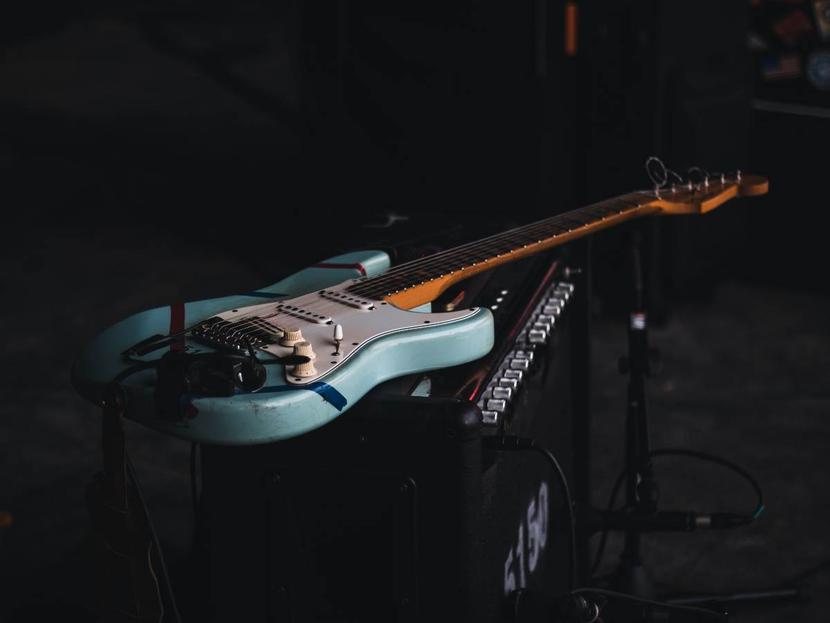 La guitarra eléctrica que usó Kurt Cobain en el videoclip “Smells Like Teen Spirit” será puesta a subasta. Foto: Unsplash 
