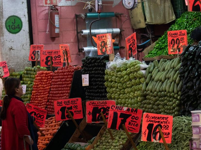 El bolsillo de los mexicanos necesita $803.60 para adquirir los productos de la canasta básica en la Central de Abastos en la alcaldía de Iztapalapa, reveló la Profeco. Foto: Cuartoscuro 
