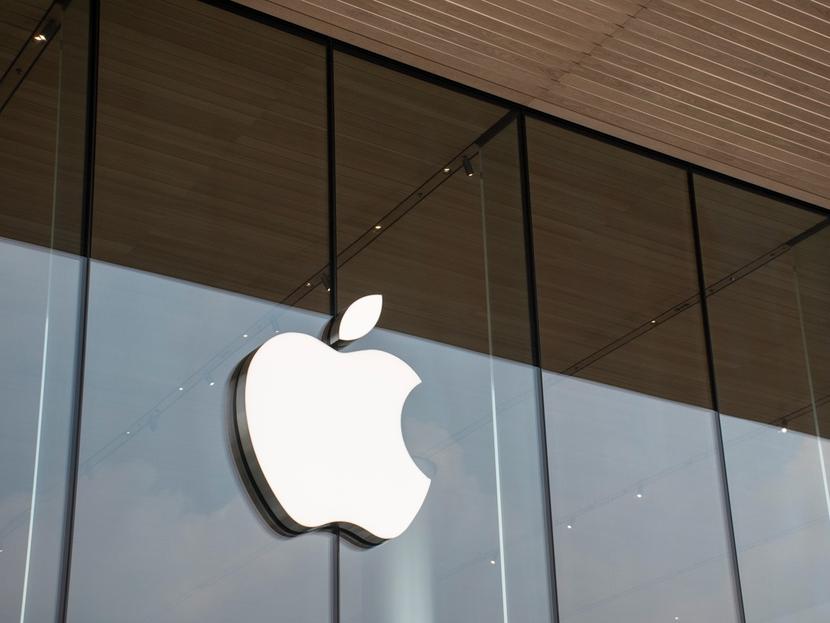 El gigante de Apple recompensará a las y los trabajadores estadounidenses al incrementar el salario mínimo a 22 dólares por hora, reveló el diario The Wall Street Journal. Foto: iStock 