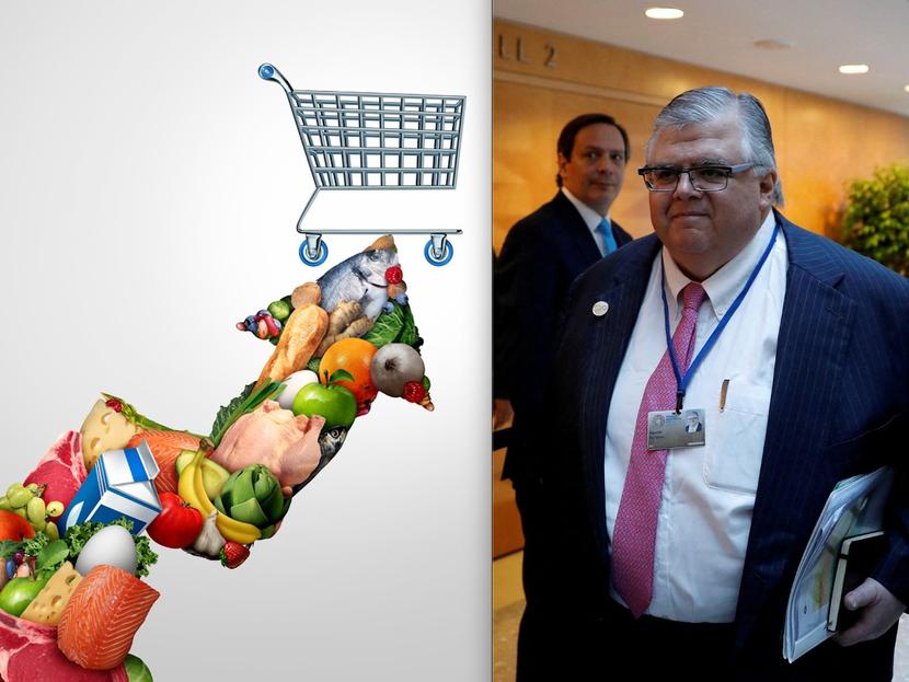 Un flecha de alimentos simulando el alza de precios y el economista Agustín Carstens. 