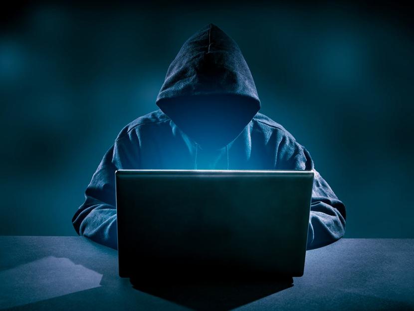 Hacker usando computadora portátil 