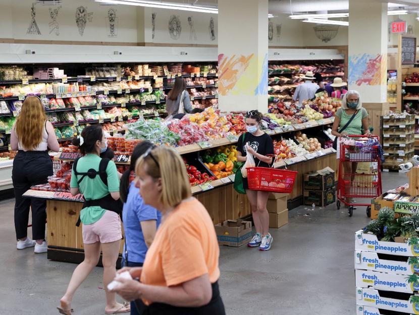 Estadounidenses realizando compras en un supermercado. 