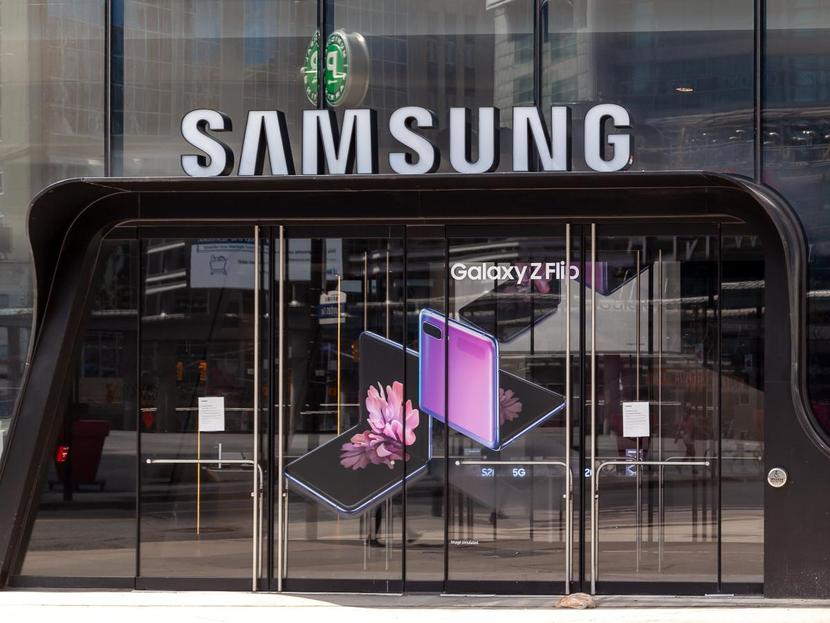 Puerta de cristal con letrero de Samsung 