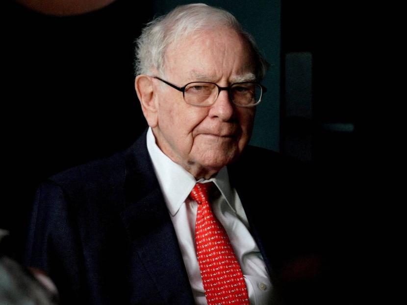 Warren Buffett con traje negro y corbata roja