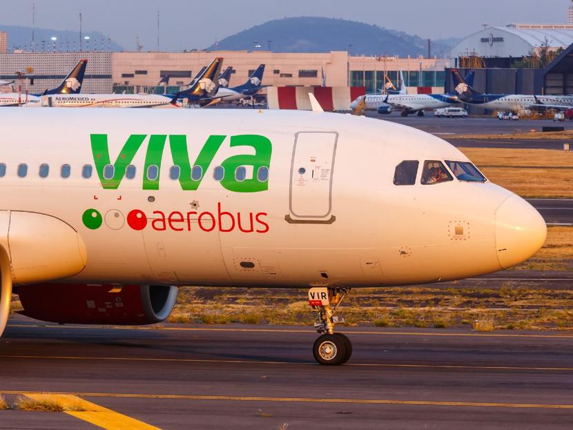 avion de viva aerobus en aeropuerto de ciudad de mexico
