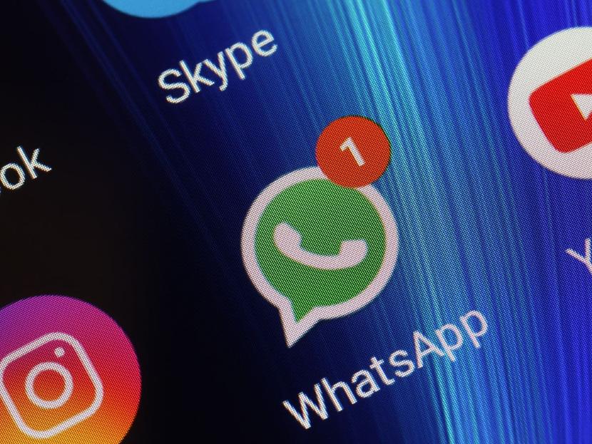 logo de whatsapp en pantalla de celular 