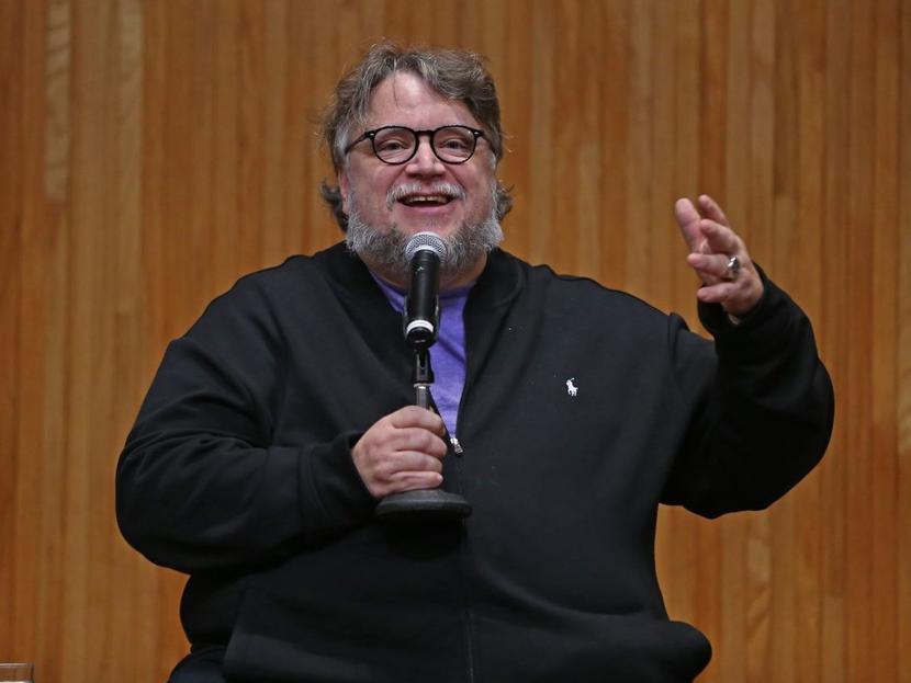 El cineasta Guillermo Del Toro hablando con un micrófono en la mano. 